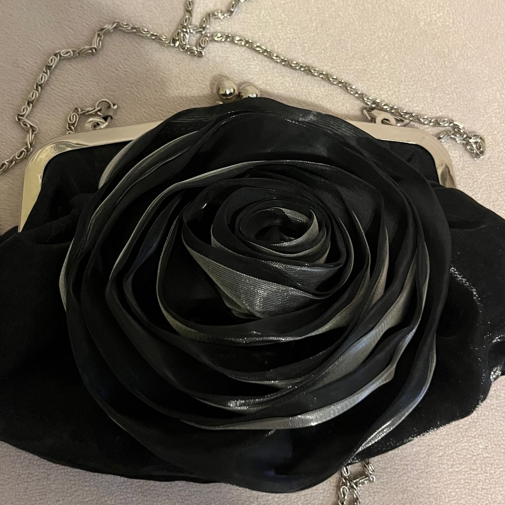 EUC Beautiful Evening Clutch With Chain Strap - Picture 4 of 11